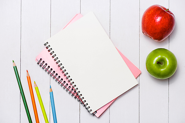 포토 JPG 해외이미지 색연필 실내 사람없음 하이앵글 공책 사과 흰배경 카피스페이스 해외포토 뷰포인트 백그라운드 과일 문구용품 학용품 내부 공백 흰색 파일형식 이미지허브