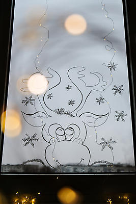 포토 JPG 해외이미지 동물 디자인 계절 행복 컨셉 크리스마스 겨울 창문 휴가 사슴 새로움 새해 주택 미술 사람없음 장식 빛 화환 페인트 기쁨 흰색 축하 그리기 연도 질감 해피뉴이어 DIY 순록 핸드메이드 스타일 해외포토 기념일 꽃 감정 컬러 포유류 모션 문화예술 취미 건물 새해인사 파일형식 이미지허브