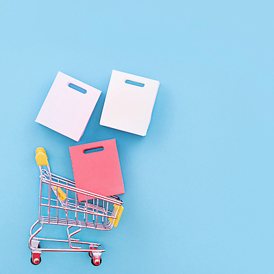 포토 JPG 해외이미지 실내 사람없음 쇼핑 쇼핑백 쇼핑카 미니어처 오브젝트 파란배경 해외포토 백그라운드 가방 내부 파란색 모형 카트 파일형식 이미지허브