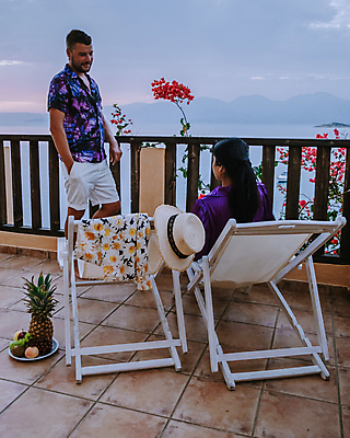 포토 JPG 해외이미지 라이프스타일 커플 남자 유럽 커피 음료 음식 바다 여행 백그라운드 의자 자연 탁자 하늘 아침 휴가 휴식 사랑 야외 두명 목재 컵 태양 일출 맑음 일몰 카페 낭만 머그컵 발코니 흰색 신선 뜨거움 아침식사 지중해 그리스 아로마 에스프레소 해외포토 주간 자연요소 나무 식기 감정 나라 컬러 가구 컨셉 재료 관계 날씨 사람 생활 노을 상점 식사 생태계 파일형식 이미지허브