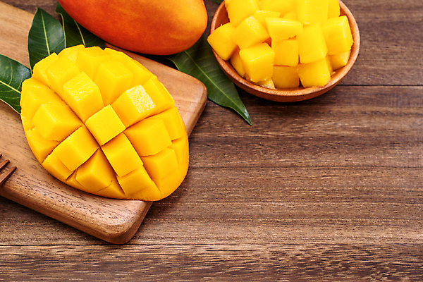 포토 JPG 해외이미지 스튜디오촬영 그릇 나뭇잎 쟁반 사람없음 목재 하이앵글 노란색 망고 해외포토 나무 식기 뷰포인트 컬러 잎 재료 실내 열대과일 파일형식 이미지허브