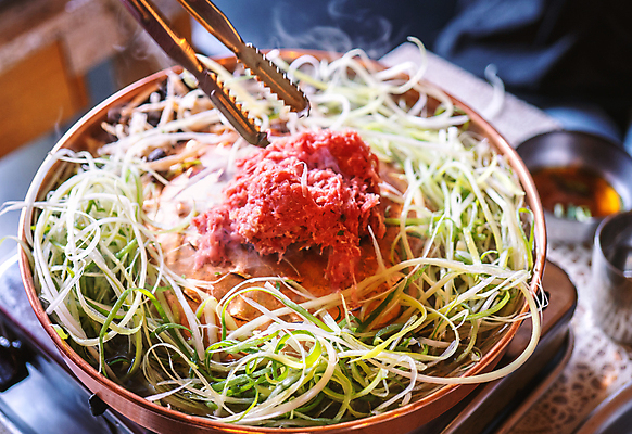 포토 JPG 해외이미지 한식 실내 집게 사람없음 아웃포커스 불고기 끓이기 소불고기 파채불고기 해외포토 음식 모션 촬영기법 내부 파일형식 이미지허브