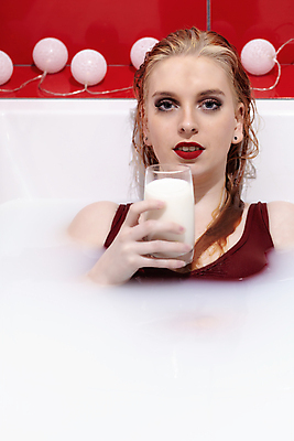 포토 JPG 해외이미지 백인 모델 1 라이프스타일 긴머리 응시 여자 얼굴 백그라운드 컨셉 신체 유리 실내 한명 사람 성인 빨간색 뷰티 유행 목욕 우유 흰색 화려 빨간머리 스파이 해외포토 서양인 헤어스타일 시선 컬러 재질 유제품 내부 생활 신체부위 청결 파일형식 이미지허브