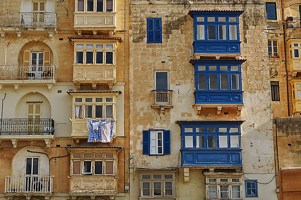 포토 JPG 해외이미지 전통 유럽 문화 여행 건축양식 거리 주택 사람없음 건물 목재 노란색 문 발코니 도시 중세 역사 지중해 좁은 지역 타운 몰타섬 옛날 해외포토 나무 건축물 건축 나라 바다 컬러 섬 재료 몰타 파일형식 이미지허브