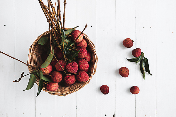 포토 JPG 해외이미지 잎 과일 자연 탁자 사람없음 가로 빨간색 하이앵글 컬러풀 바구니 그룹 해외포토 식물 뷰포인트 컬러 가구 생태계 파일형식 이미지허브