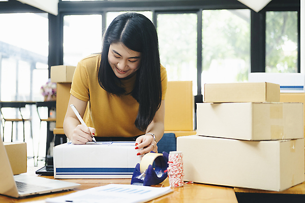 포토 JPG 해외이미지 여자 실내 숙이기 한명 동양인 상반신 성인 쌓기 기록 즐거움 택배 택배상자 박스포장 온라인쇼핑몰 성인여자한명만 해외포토 1 감정 포즈 포장 모션 사람 인종 내부 상자 운송업 쇼핑몰 온라인 여자한명만 성인여자만 파일형식 이미지허브