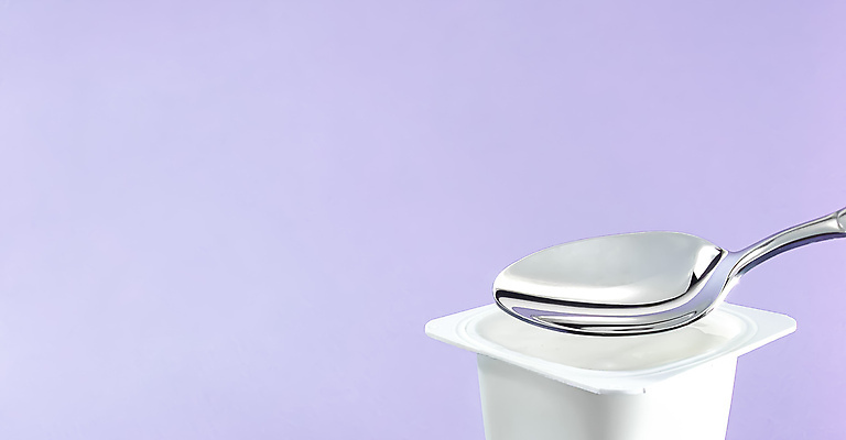 포토 JPG 해외이미지 사람없음 숟가락 연보라색 요거트 플라스틱통 해외포토 유제품 수저 통 보라색 플라스틱 파일형식 이미지허브