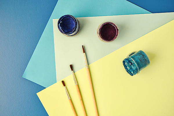 포토 JPG 해외이미지 종이 미술 사람없음 파란색 노란색 물감 붓 파란배경 해외포토 컬러 백그라운드 문화예술 미술도구 파일형식 이미지허브