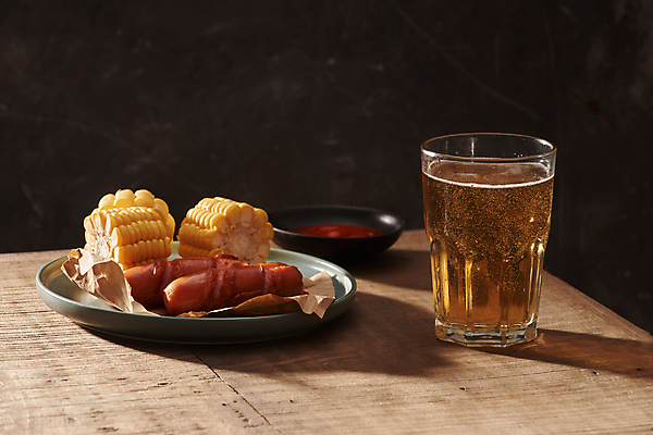 포토 JPG 해외이미지 접시 검은배경 잔 맥주 실내 그림자 옥수수 사람없음 소시지 안주 나무탁자 해외포토 식기 백그라운드 탁자 곡류 주류 내부 검은색 가공식품 파일형식 이미지허브