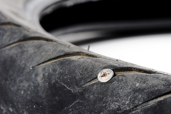 포토 JPG 해외이미지 산업 부분 교통시설 자동차 사람없음 검은색 손상 오토바이 나사 못 바퀴 기술자 균열 플랫 수리 미끄러짐 사건 방향 묘사 오브젝트 서비스 타이어 고정 밟기 튜브 고무 유지 나쁜 옛날 자동 중고 해외포토 직업 육상교통 컬러 교통 컨셉 모션 바이크 공구 시설 파일형식 이미지허브