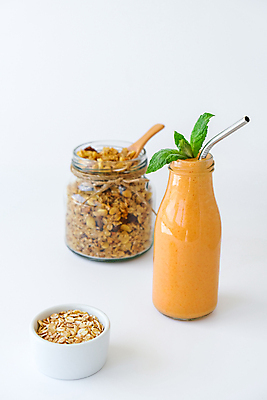 포토 JPG 해외이미지 실내 사람없음 흰배경 오트밀 그래놀라 오렌지스무디 해외포토 음식 백그라운드 내부 흰색 스무디 파일형식 귀리 이미지허브