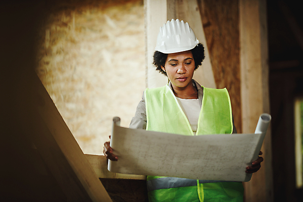 포토 JPG 해외이미지 산업 생각 비즈니스 성공 주택 서기 야외 두명 목재 가로 건설현장 도시 업무 작업 비즈니스우먼 자신감 엔지니어 아프리카인 전문직 계획 헬멧 건축가 분석 문서 감독관 청사진 패널 프로젝트 합판 카피스페이스 해외포토 외국인 나무 직업 여자 감정 컨셉 재료 모션 건설업 사람 건물 공백 직장인 기술자 보호장비 파일형식 이미지허브