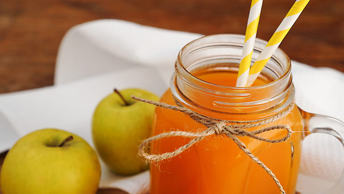 포토 JPG 해외이미지 잔 실내 빨대 사람없음 당근 사과 묶기 노끈 건강식 나무탁자 당근주스 디톡스 해외포토 식기 줄 음식 과일 모션 탁자 뿌리채소 건강 내부 야채주스 파일형식 이미지허브