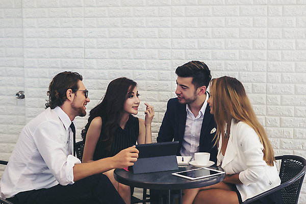 포토 JPG 해외이미지 백인 디자인 여자 남자 행복 커피 비즈니스 협력 노동자 직장 함께함 대화 사람 동양인 여러명 노트북 사무실 카페 업무 작업 비즈니스맨 비즈니스우먼 그룹 토론 단절 해외포토 서양인 직업 감정 음료 다수 컨셉 회사 말하기 인종 전자제품 상점 직장인 파일형식 이미지허브