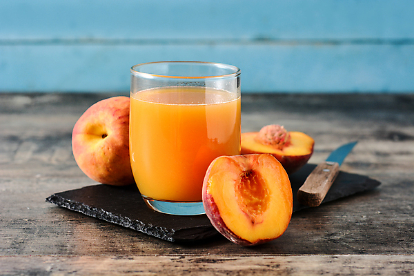 포토 JPG 해외이미지 단면 잔 실내 사람없음 아웃포커스 달콤 파란배경 복숭아 과도 나무탁자 복숭아씨 복숭아주스 돌접시 해외포토 식기 접시 백그라운드 과일 탁자 촬영기법 씨앗 내부 파란색 맛 과일주스 파일형식 이미지허브