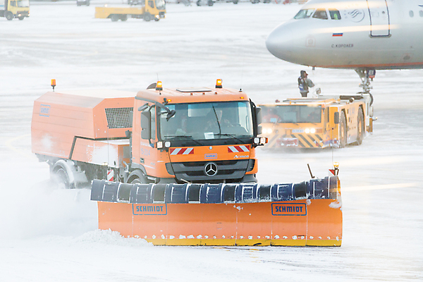 포토 JPG 해외이미지 도로 겨울 자동차 비행기 사람없음 야외 장비 공항 청소 항공 활주로 눈치우기 제설 터미널 폭설 해외포토 계절 길 육상교통 항공교통 교통시설 대중교통 눈_날씨 자연재해 치우기 파일형식 이미지허브