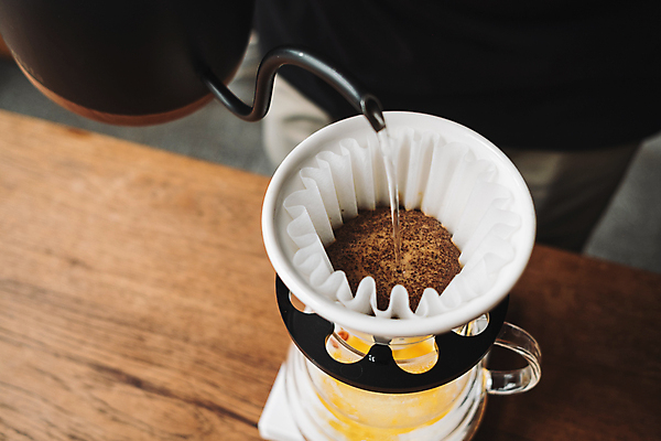 포토 JPG 해외이미지 실내 사람없음 물 붓기 에스프레소 나무탁자 드립커피 핸드드립 해외포토 자연요소 커피 모션 탁자 내부 커피용품 파일형식 이미지허브