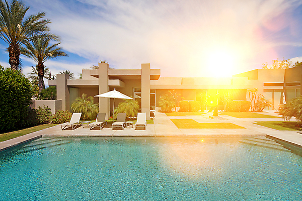 포토 JPG 해외이미지 주간 하늘 휴식 주택 야외수영장 사람없음 야외 여름휴가 바캉스 야자수 햇빛 태양 파라솔 시원함 선베드 해외포토 자연요소 나무 컨셉 의자 휴가 수영장 건물 파일형식 여름_계절 이미지허브