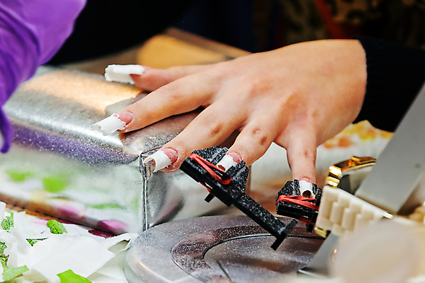 포토 JPG 해외이미지 라이프스타일 손 디자인 여자 백그라운드 신체 손가락 휴식 건강 미술 사람없음 치료 빨간색 컬러풀 뷰티 유행 상점 스파 화장품 흰색 못 화려 고급 우아함 손톱관리 손톱 미용사 피부 광택 프랑스어 돌봄 스타일 해외포토 직업 문자 컬러 컨셉 의학 모션 문화예술 사람 생활 신체부위 공구 네일아트 파일형식 이미지허브