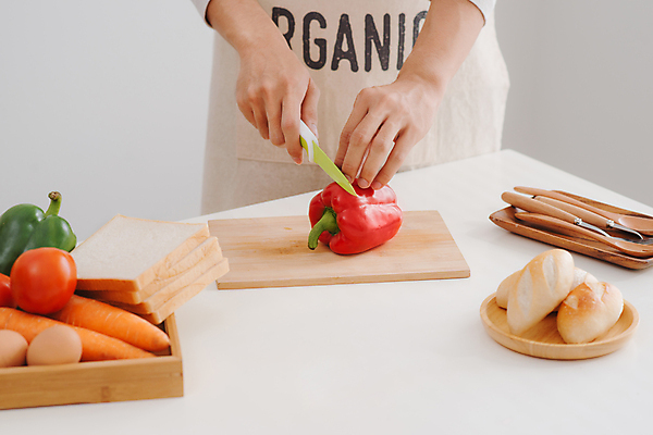포토 JPG 해외이미지 남자 피망 수저 실내 요리 한명 상반신 성인 앞모습 앞치마 당근 칼 바게트 자르기 재료손질 식빵 나무도마 성인남자한명만 해외포토 1 식기 빵 뷰포인트 채소 모션 뿌리채소 도마 사람 내부 목재 손질 남자한명만 성인남자만 파일형식 이미지허브