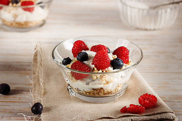 포토 JPG 해외이미지 실내 사람없음 아웃포커스 블루베리 산딸기 유리그릇 요거트 뮤즐리 그래놀라 나무배경 해외포토 그릇 음식 백그라운드 과일 유리 유제품 촬영기법 내부 파일형식 이미지허브