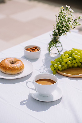포토 JPG 해외이미지 그릇 접시 화분 커피 탁자 실내 사람없음 아웃포커스 꽃병 커피잔 컵받침 청포도 아몬드 베이글 해외포토 식기 꽃 음료 빵 가구 포도 잔 촬영기법 내부 견과류 받침대 파일형식 이미지허브