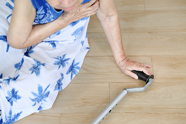 포토 JPG 해외이미지 손 여자 노년 딸 도로 할머니 지팡이 바닥 주택 건강 한명 사람 동양인 건강관리 중국 고통 환자 긴급 주름 떨어짐 맥박 질병 공격 장애인 은퇴 궤 돌봄 옛날 정형외과 타격 헬프 혼자 해외포토 1 감정 아시아 길 컨셉 의학 가족 교통시설 모션 병원 관리 인종 성인 건물 신체부위 도움 장애 파일형식 이미지허브