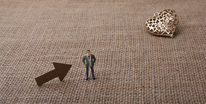 포토 JPG 해외이미지 화살표 실내 사람없음 하트 인물미니어처 갈색배경 해외포토 모양 백그라운드 내부 갈색 미니어처 파일형식 이미지허브