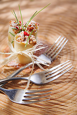 포토 JPG 해외이미지 리본 포크 실내 사람없음 이탈리아음식 묶기 나무배경 카넬로니 해외포토 식기 백그라운드 모션 파스타 서양음식 내부 파일형식 이미지허브