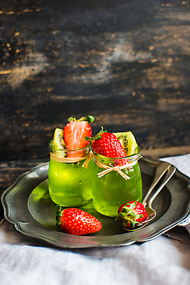 포토 JPG 해외이미지 접시 딸기 유리병 실내 키위 사람없음 숟가락 과일젤리 과일푸딩 나무배경 해외포토 식기 백그라운드 과일 병_용기 수저 내부 젤리 푸딩 파일형식 이미지허브