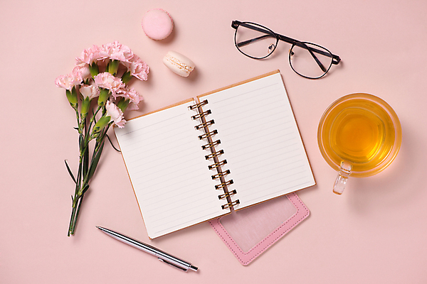 포토 JPG 해외이미지 꽃 안경 실내 사람없음 하이앵글 펜 다이어리 찻잔 마카롱 플래너 카드지갑 카피스페이스 분홍색배경 해외포토 식물 잡화 뷰포인트 분홍색 백그라운드 디저트 잔 내부 필기구 사무용품 공백 지갑 파일형식 이미지허브