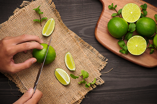 포토 JPG 해외이미지 손 단면 실내 요리 신체부위 하이앵글 잡기 칼 자르기 재료손질 슬라이스 라임 나무도마 나무배경 해외포토 뷰포인트 백그라운드 과일 모션 도마 사람 내부 목재 손질 파일형식 이미지허브