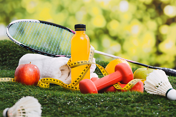 포토 JPG 해외이미지 컨셉 줄자 건강 잔디 사람없음 아웃포커스 수건 아령 배드민턴라켓 사과 셔틀콕 보케 음료수병 해외포토 식물 스포츠용품 과일 촬영기법 자 위생용품 라켓 병_담는 파일형식 이미지허브