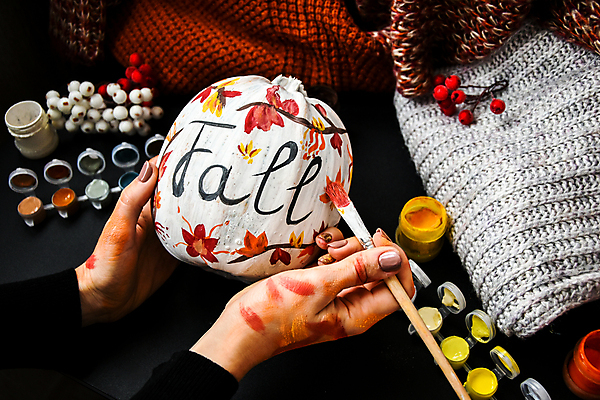 포토 JPG 해외이미지 손 호박 들기 신체부위 장식 물감 붓 그리기 스웨터 오브젝트 만들기 해외포토 상의 채소 모션 사람 미술도구 파일형식 이미지허브