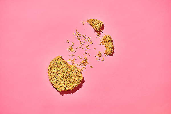 포토 JPG 해외이미지 패스트푸드 실내 사람없음 손상 라면 면류 인스턴트 부스러기 사리 생라면 분홍색배경 해외포토 음식 분홍색 백그라운드 컨셉 내부 파일형식 이미지허브