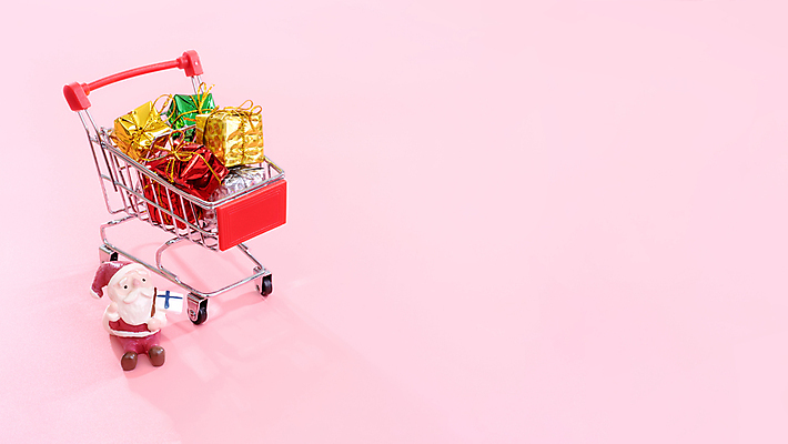 포토 JPG 해외이미지 크리스마스 실내 크리스마스선물 사람없음 장식 선물상자 쇼핑 산타클로스 쇼핑카 미니어처 오브젝트 카피스페이스 분홍색배경 해외포토 기념일 분홍색 백그라운드 선물 내부 상자 모형 카트 공백 파일형식 이미지허브