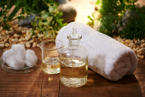 포토 JPG 해외이미지 유리병 실내 사람없음 아웃포커스 수건 화장품 스파용품 아로마테라피 에스테틱 목화솜 아로마오일 나무배경 해외포토 백그라운드 병_용기 촬영기법 내부 위생용품 뷰티 스파 오일_화장품 솜 오브젝트 테라피 파일형식 이미지허브