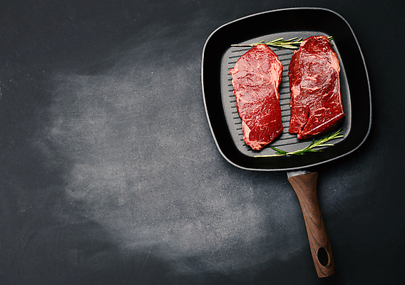 포토 JPG 해외이미지 검은배경 실내 스테이크 사람없음 하이앵글 소고기 프라이팬 로즈메리 카피스페이스 해외포토 뷰포인트 백그라운드 주방용품 서양음식 육류 내부 검은색 공백 허브 파일형식 이미지허브