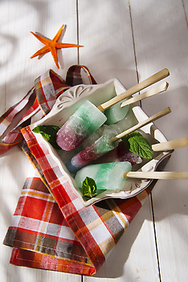 포토 JPG 해외이미지 그릇 아이스크림 불가사리 실내 그림자 사람없음 달콤 시원함 체크무늬 막대아이스크림 나무배경 해외포토 식기 백그라운드 무늬 디저트 극피동물 내부 맛 파일형식 이미지허브