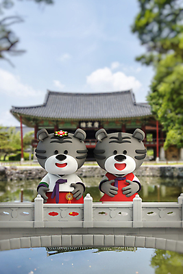 PSD 편집 편집이미지 커플 두마리 하늘 새해 한옥 3D캐릭터 사람없음 3D 연못 호랑이띠 한복 디지털합성 호랑이캐릭터 돌다리 편집소스 2022년 임인년 흑호 편집3D 캐릭터 한국전통 동물캐릭터 고건축 2 관계 십이지신 다리_건축물 호랑이 전통의상 연도 파일형식