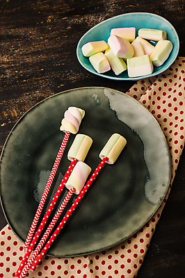 포토 JPG 해외이미지 접시 디저트 사람없음 머그컵 꽂음 마시멜로우 나무배경 해외포토 식기 음식 백그라운드 컵 파일형식 이미지허브