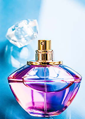 포토 JPG 해외이미지 실내 사람없음 뷰티 화장품 향수 파란배경 향수병 브랜딩 세련 해외포토 백그라운드 내부 파란색 병_담는 파일형식 이미지허브