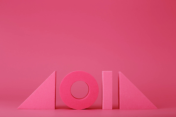 포토 JPG 해외이미지 스튜디오촬영 분홍색 실내 사람없음 3D 원형 고리 삼각형 오브젝트 일렬 직사각형 입체도형 목업 분홍색배경 해외포토 도형 컬러 백그라운드 내부 입체 디지털합성 파일형식 이미지허브