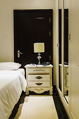 포토 JPG 해외이미지 라이프스타일 디자인 벽 가구 백그라운드 건축양식 창문 베개 침구 호텔 휴식 새로움 바닥 아파트 주택 프레임 실내 사람없음 내부 목재 장식 빛 침실 방 흰색 침대 잠 고급 우아함 담요 시트 리빙 스타일 안락 해외포토 나무 건축 컬러 생활용품 컨셉 재료 숙소 건물 생활 파일형식 이미지허브