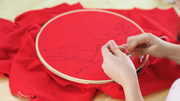 포토 나무 손 컬러 무늬 재료 모션 문화예술 사람 취미 신체부위 도구 직물 작업 공예 파일형식 사람없음 JPG 해외이미지 DIY 목재 프레임 천 실 자수 재단 수공예 바느질 만들기 테두리 캔버스 미술 바늘 백그라운드 땀 핸드메이드 흰색 디자인 패턴 장식 십자가 업무 손가락 여자 면 유행 해외포토 이미지허브