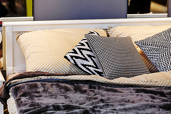 포토 JPG 해외이미지 모양 라이프스타일 디자인 가구 쿠션 패턴 의자 베개 침구 탁자 휴식 아파트 주택 사람없음 내부 목재 장식 컬러풀 갈색 검은색 침실 방 수확 흰색 침대 잠 클래식 고급 우아함 닫기 묘사 질감 더블 스타일 안락 해외포토 나무 컬러 생활용품 컨셉 무늬 농업 재료 모션 건물 생활 파일형식 이미지허브