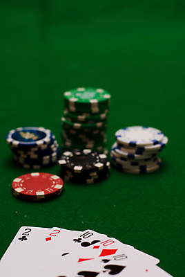 포토 JPG 해외이미지 손 돈 놀이 탁자 성공 사람없음 초록색 기쁨 게임 마음 잡기 우승 신용카드 행운 도박 계획 위험 카지노 기회 포커 해외포토 감정 컬러 가구 컨셉 모션 신체부위 금융 최고 트럼프 재산 파일형식 이미지허브