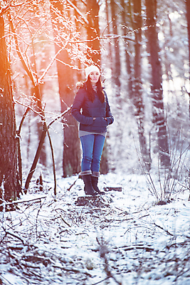 포토 JPG 해외이미지 나무 동물 모델 라이프스타일 커플 응시 공원 여자 행복 얼굴 2 겨울 자연 함께함 사랑 한명 미소 웃음 사람 성인 야외 목재 파란색 친구 뷰티 유행 걷기 얼음 우정 재킷 기쁨 추위 숲 피부 서리 내추럴 해외포토 자연요소 식물 1 시선 계절 공공시설 감정 컬러 컨셉 재료 관계 모션 표정 생활 신체부위 외투 생태계 파일형식 이미지허브