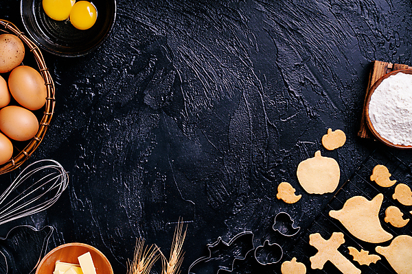 포토 JPG 해외이미지 백그라운드 컨셉 탁자 검은배경 사람없음 바구니 쿠키 계란 할로윈 플랫 오브젝트 밀가루 쿠키틀 버터 카피스페이스 해외포토 가구 디저트 알 검은색 공백 가루 제빵도구 파일형식 이미지허브
