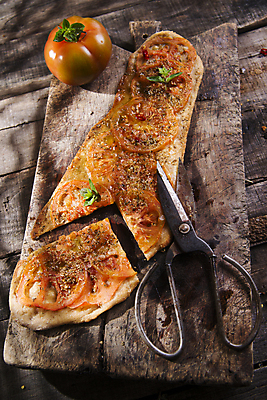 포토 JPG 해외이미지 토마토 피자 실내 사람없음 하이앵글 이탈리아음식 자르기 나무도마 나무탁자 포카치아 해외포토 빵 뷰포인트 채소 모션 탁자 도마 패스트푸드 서양음식 내부 목재 파일형식 이미지허브